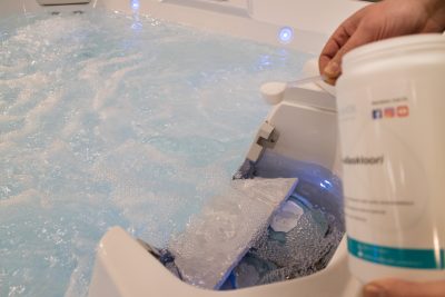 Ulkoporealtaan vedenhoito käynnissä
