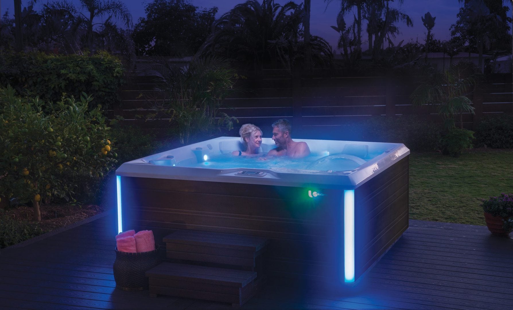 HotSpring-Limelight-2018-Flair-AlpineWhite-Espresso-Lifestyle-Couple_dusk-02 Limelight ulkoporeallas yövalaistuksessa sinisessä valossa