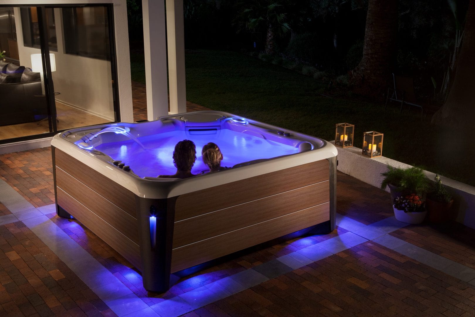 HotSpring-Highlife-Vanguard Pariskunta rentoutuu HotSpring Vanguardissa
