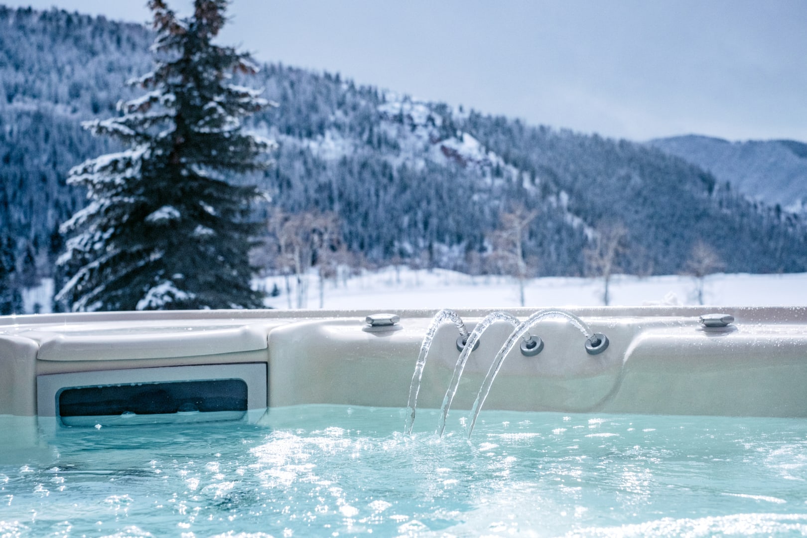 Hot Spring Highlife Envoy 2019 Alpine White Walnut