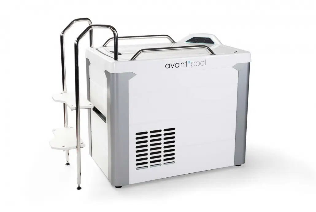 Kuumalähde avantopool kylmäallas valkoinen Kuumalähde avantopool kylmäallas valkoinen tikkaat päädyssä sivulta kuvattu