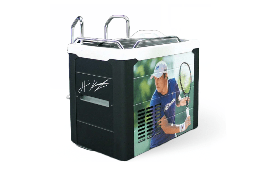 avantopool-kinos-kylmäallas-custom-musta-allas-tennispelaajan-kuvalla-ja-nimikirjoituksella