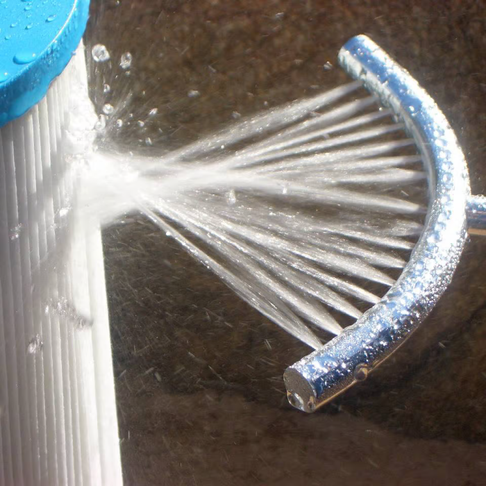 Filter Flosser suodatinpesuri työkalu käytössä ulkoporealtaan suodattimen puhdistukseen