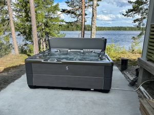 Highlife Graandee ulkoporeallas kotipihalla järven rannalla Highlife Graandee ulkoporeallas kotipihalla järven rannalla