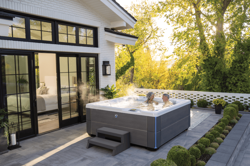 Hot Spring 2023 Highlife Aria Alpine White Charcoal kotipihalla vanhempi pariskunta altaassa