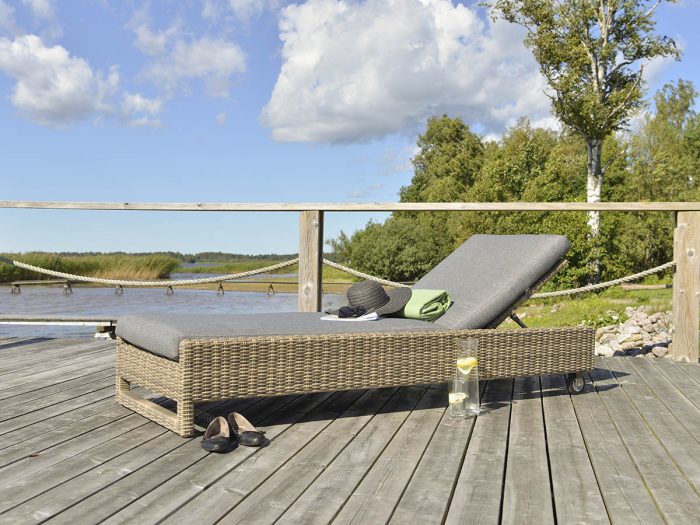 hillerstorp-hampton-aurinkotuoli-harmaa-laiturilla-järvenrannalla
