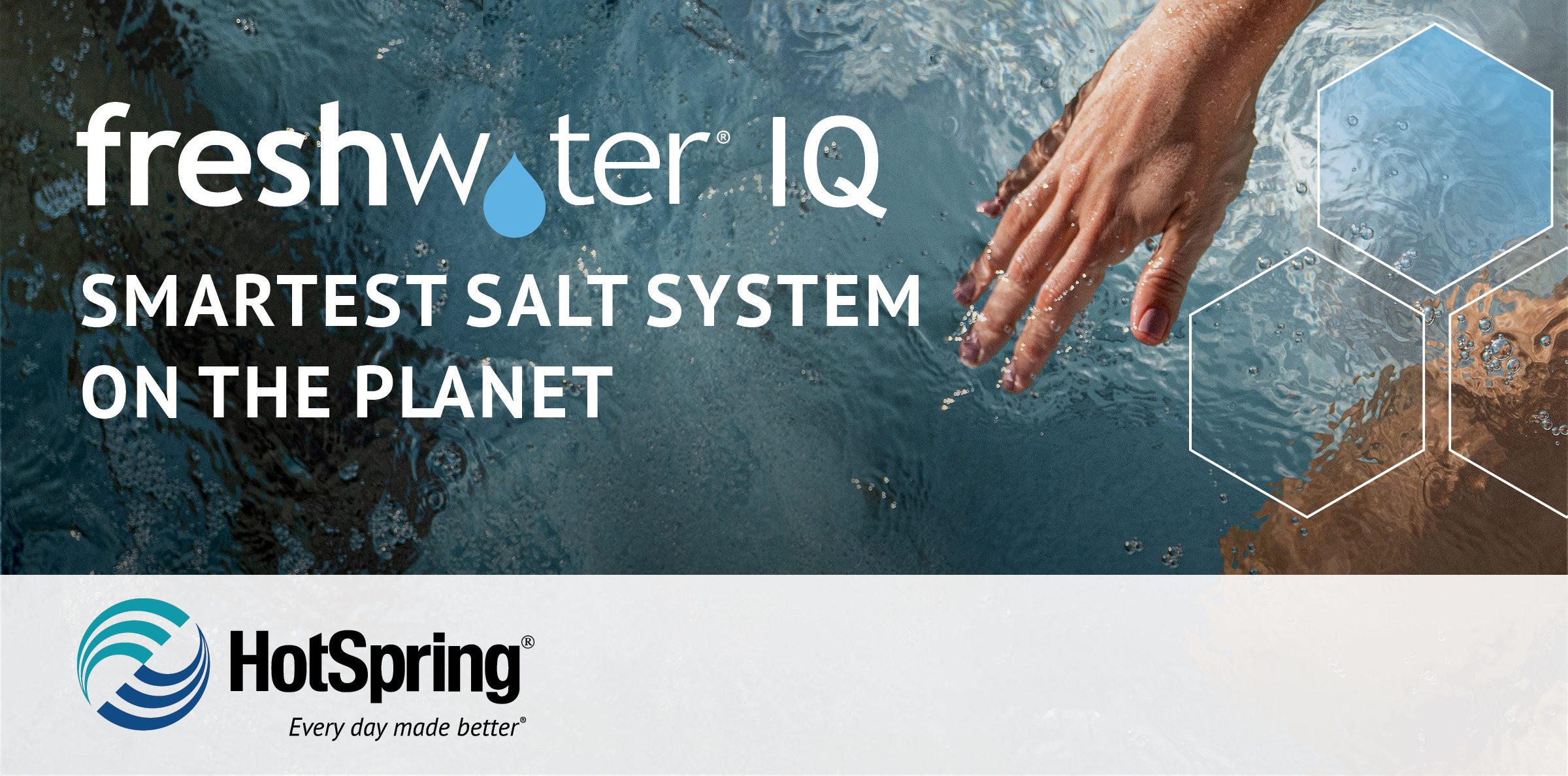freshwater-iq-suolajärjestelmä-smartest-salt-system-on-the-planet-käsi-koskettaa-allasvettä