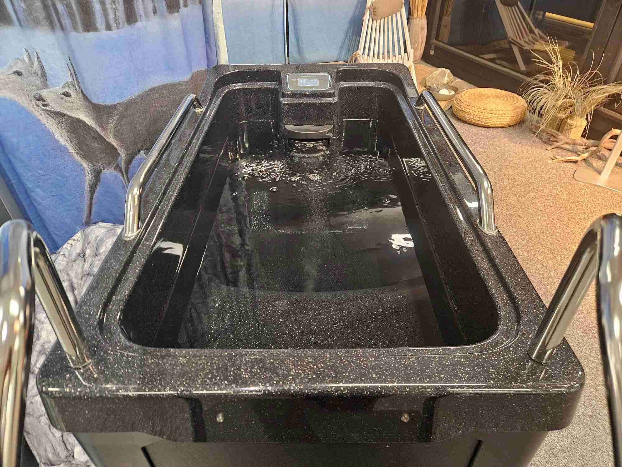 Avantopoo-kinos-plus-musta-esittely-etu