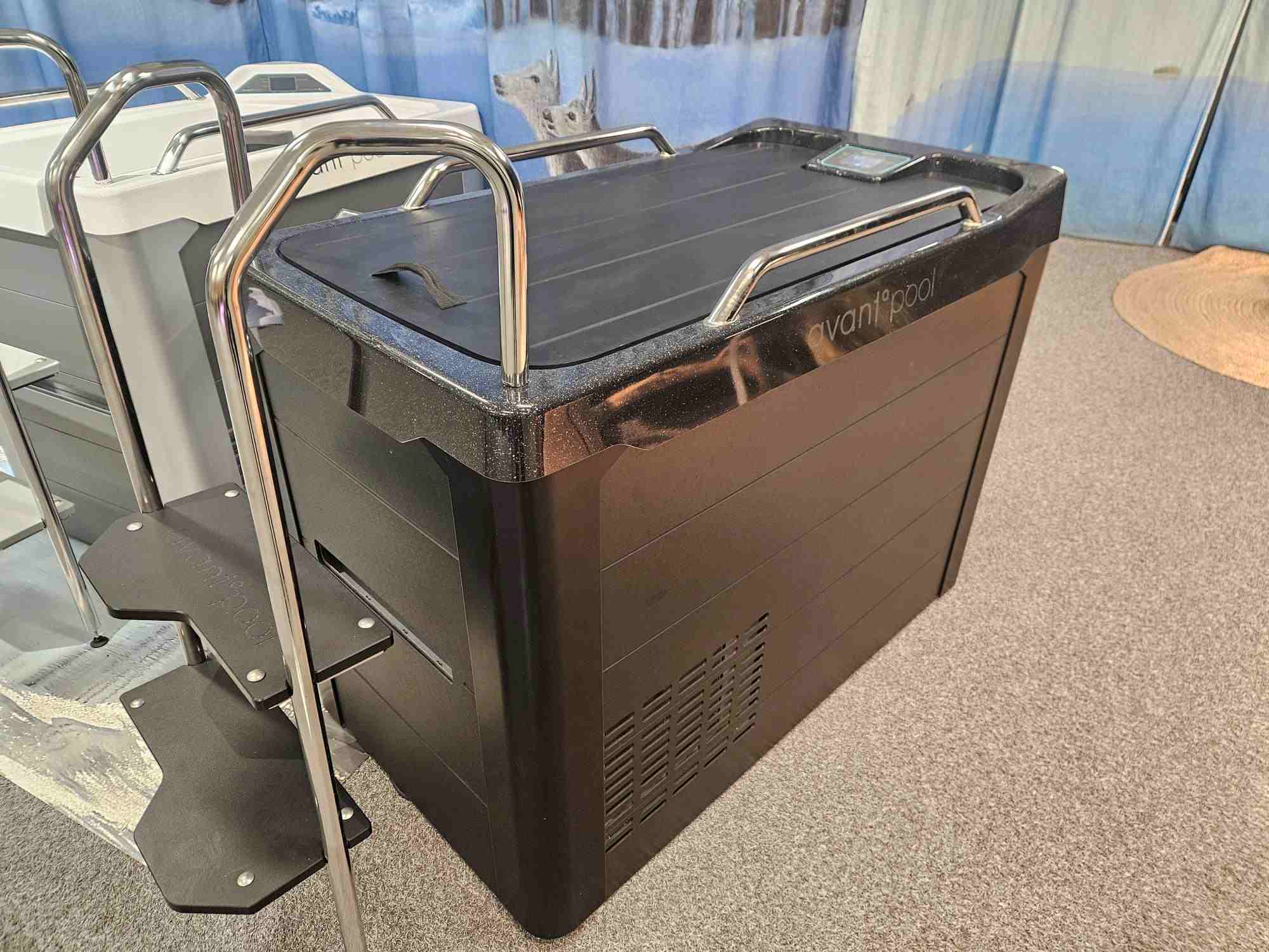 Avantopoo-kinos-plus-musta-esittely-kansi