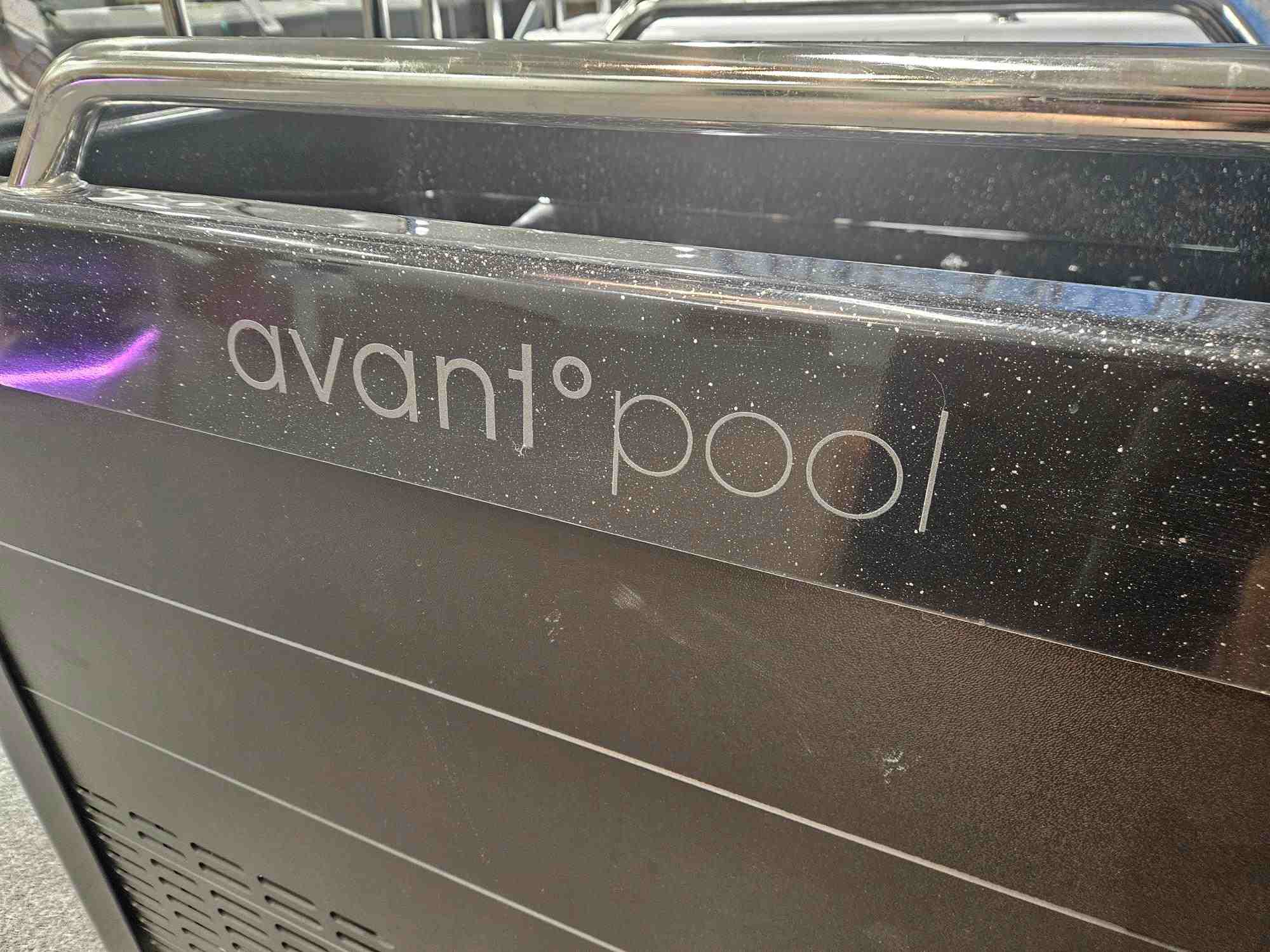 Avantopoo-kinos-plus-musta-esittely-logo