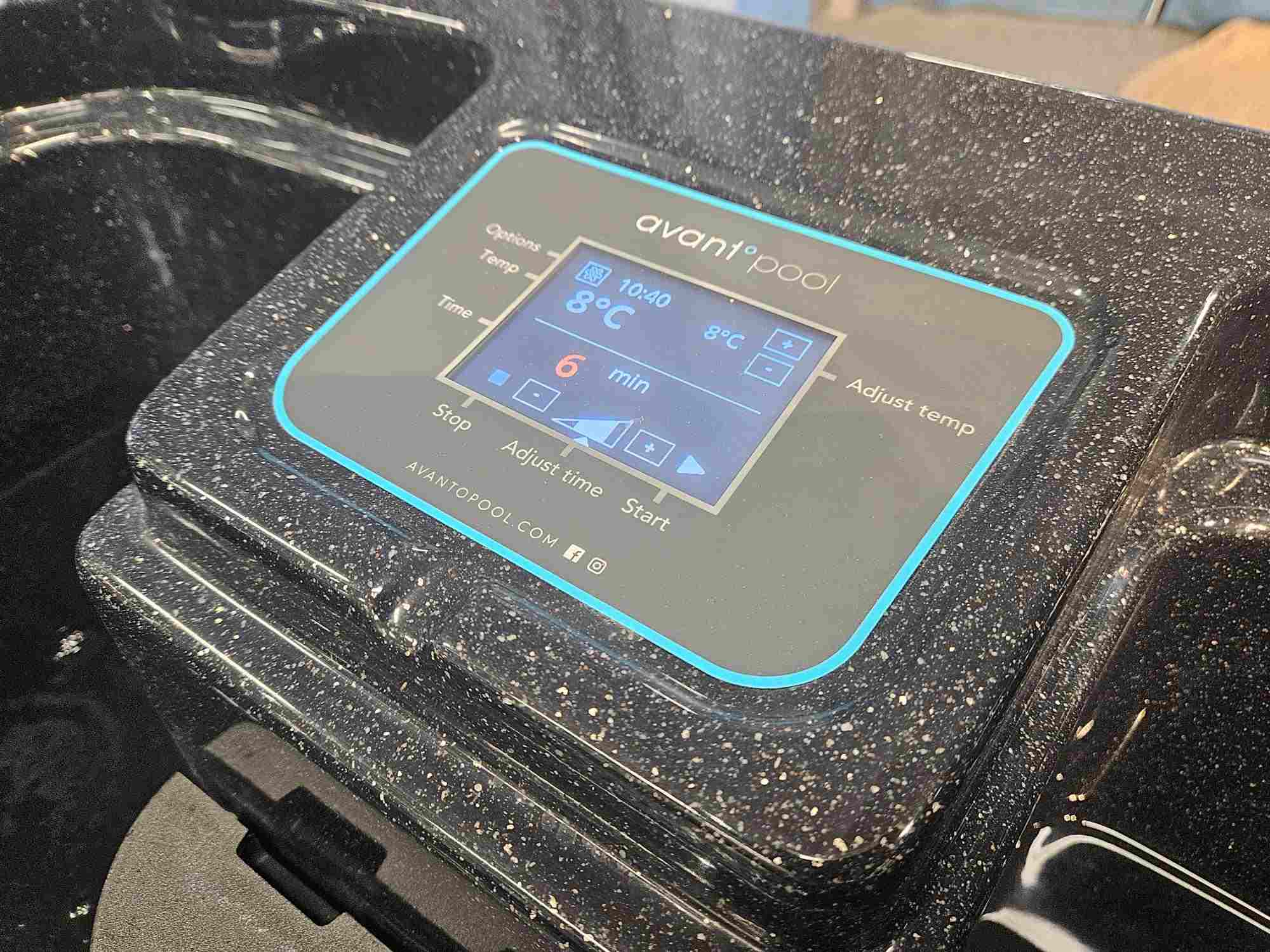 Avantopoo-kinos-plus-musta-esittely-näyttö